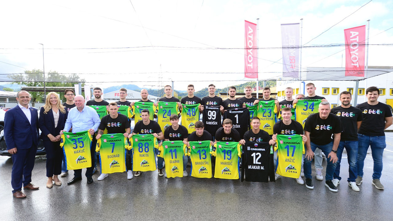 Rokometni klub Celje Pivovarna Laško z ekipo pred Avtocentrom Fri-Mobil