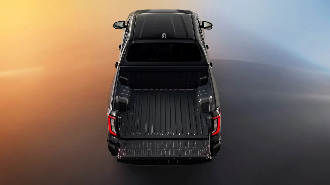 Zadnji del Toyota Hilux 2025 – AC Fri-Mobil Celje